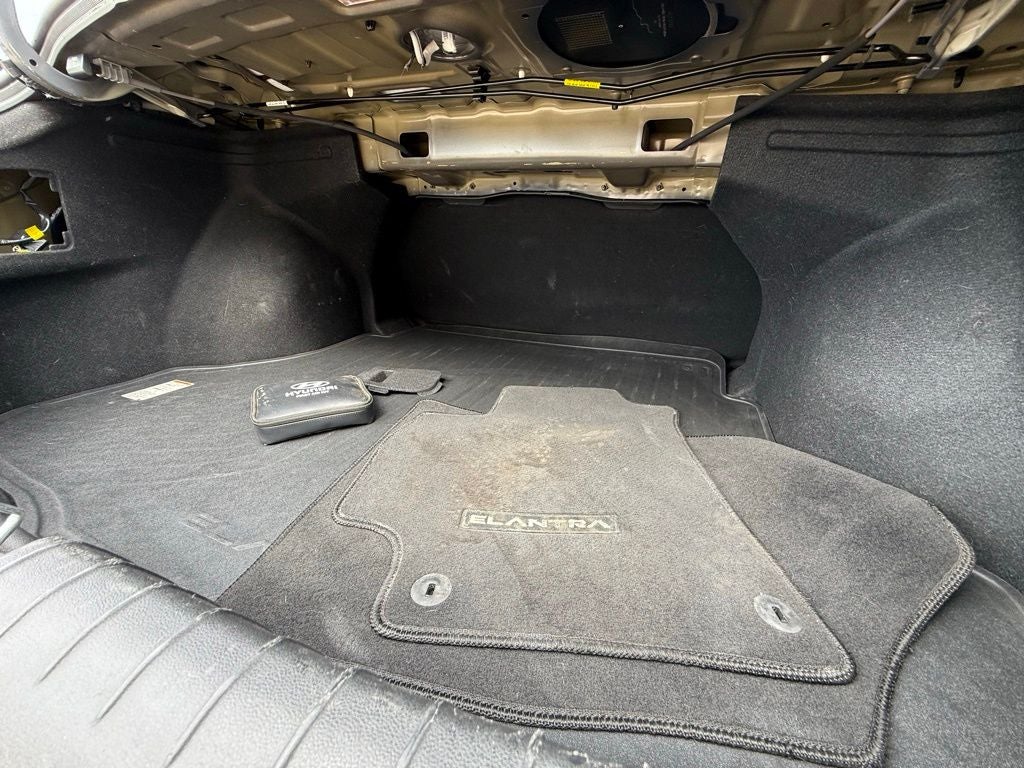 2023 Hyundai ELANTRA SE