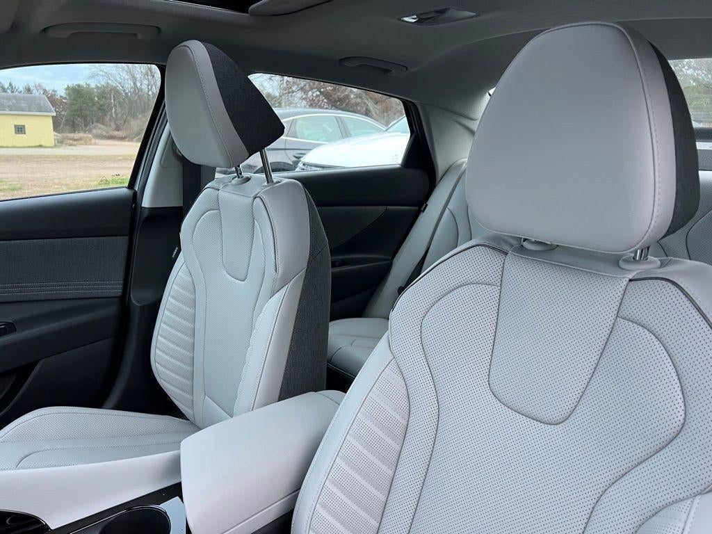 2025 Hyundai ELANTRA Limited