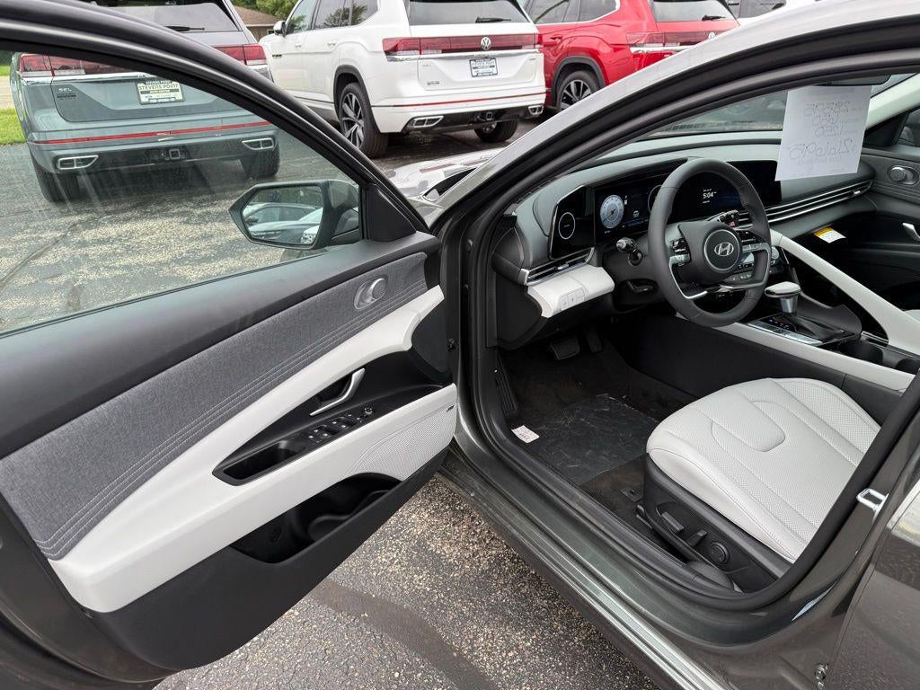 2025 Hyundai ELANTRA Limited