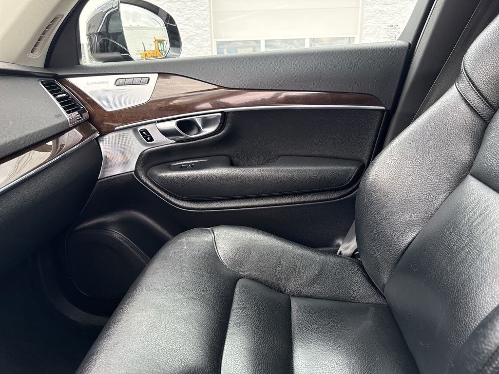 2016 Volvo XC90 T6 Momentum