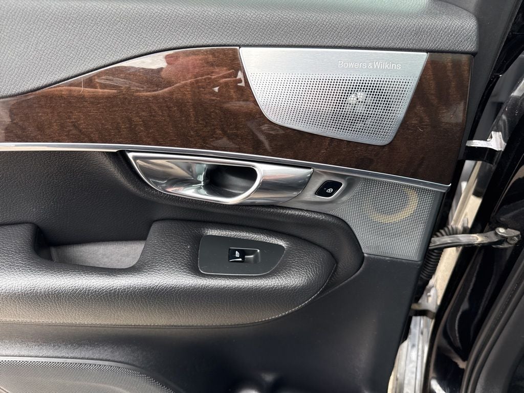 2016 Volvo XC90 T6 Momentum